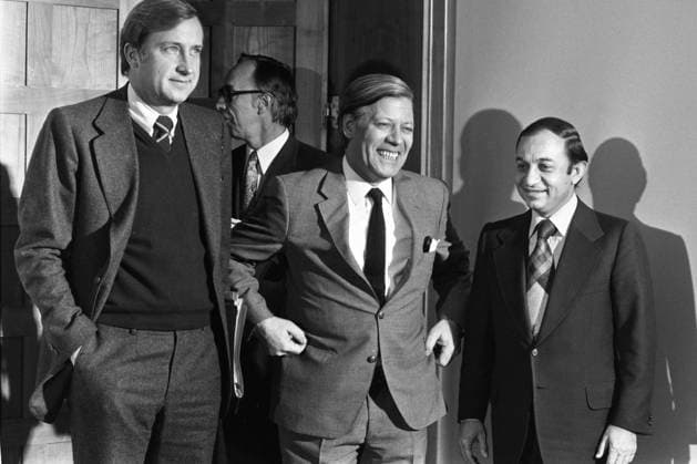 Detlev Karsten ROHWEDDER, Deutschland, Manager und Politiker, links, ehemaliger Vorstandsvorsitzender des Stahlkonzerns Hoesch, hier in seinem Amt als Staatssekretär im Bundeswirtschaftsministerium, Bundeskanzler Helmut SCHMIDT, Mitte, und Huschang ANSARI, Finanz- und Wirtschaftsminister des Iran, SW-Aufnahme, Dezember1974
