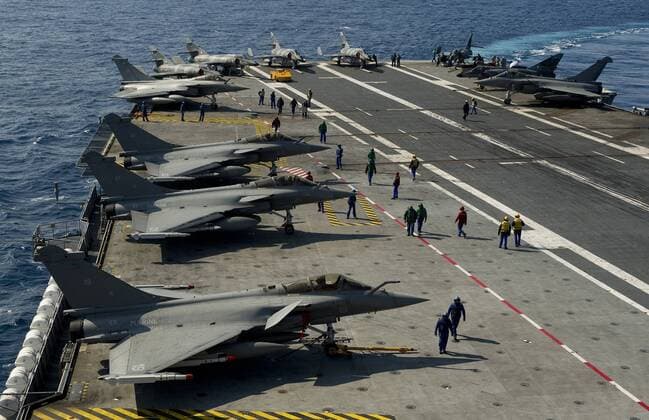 (110324) -- ABOARD CHARLES DE GAULLE, March 24, 2011 (Xinhua) -- Handout photo released by ECPAD (The French Defence communication and audiovisual production agency) on March 24, 2011 shows crew members prepare prepar Rafale fighter jets for mission aboard the Charles de Gaulle aircraft carrier on March 23, 2011. (Xinhua ECPAD) (djj) FRANCE-LIBYA-CHARLES DE GAULLE-MISSION 