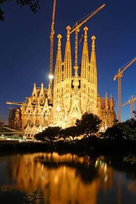 Barcelona, Sagrada Familia in der Abenddämmerung