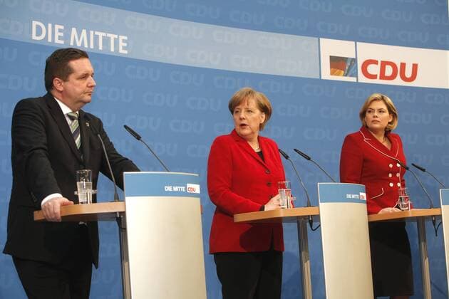 Berlin, den 28.03.11: Pressekonferenz der CDU zu den Wahlergebnissen in Rheinland-Pfalz und Baden-Württemberg in der CDU Parteizentrale in Berlin. Stefan Mappus (CDU, ex Ministerpräsident des Landes Baden-Württemberg und CDU Spitzenkandidat im Landtagswahlkampf in Baden-Württemberg 2011); Bundeskanzlerin und CDU-Parteivorsitzende Dr. Angela Merkel; Julia Klöckner (re., CDU, Spitzenkandidatin im Landtagswahlkampf 2011 in Rheinland-Pfalz) während der gemeinsamen Pressekonferenz.