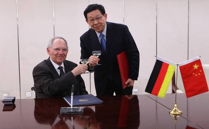 (110330) -- BEIJING, March 30, 2011 (Xinhua) -- Chinese Commerce Minister Chen Deming (R) meets with German Finance Minister Wolfgang Schäuble (L) in Beijing, China, March 30, 2011. They signed a joint statement here about bilateral financial technology cooperation between Chinese Ministry of Commerce and Germany Ministry of Finance. (Xinhua Xing Guangli) (lfj) CHINA-BEIJING-GERMAN-MINISTERS-MEET (CN) 