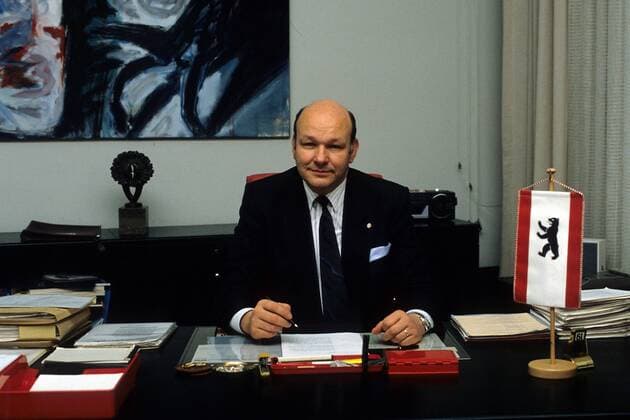 Walter Momper (Deutschland SPD Regierender Bürgermeister von Berlin) in seinem Büro in Berlin