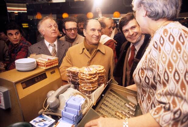 Francois Mitterrand (Mitte, Frankreich) auf Wahlkampftour in einem Geschäft