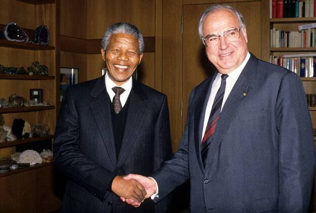 IMAGO History, Ende der Apartheid in Südafrika: 1990-1994 Bundeskanzler Helmut Kohl (re., Deutschland CDU) neben Nelson Mandela (Südafrika) während eines Treffens in Bonn
