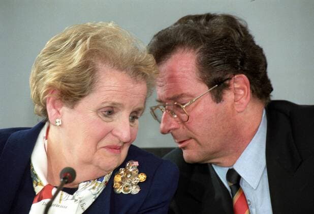 Außenministerin Madeleine Albright (li., USA) und Außenminister Klaus Kinkel (Deutschland FDP) beim Contact Group Meeting in Bonn