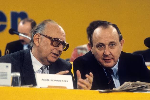 (L-R) Wolfgang Mischnick (Deutschland FDP Vorsitzender der FDP-Bundestagsfraktion) und Außenminister Hans-Dietrich Genscher (Deutschland FDP) während eines FDP-Parteitages