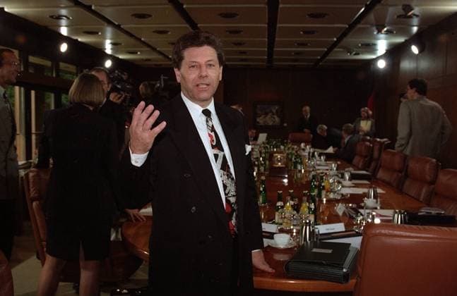 Bauminister Eduard Oswald (Deutschland CSU) anlässlich einer Kabinettssitzung in Bonn