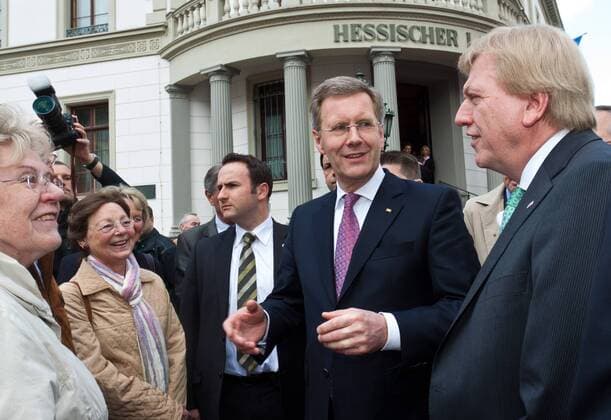 Antrittsbesuch des Bundespräsidenten in Hessen . Bundespräsident Christian Wulff (2R) und Ministerpräsident Volker Bouffier (R) im Gespräch mit Senioren in Wiesbaden