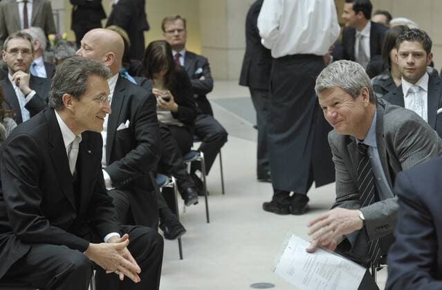 Bischof Wolfgang Huber (L) und Wolfgang Wieland anlässlich der Verleihung des Walter Rathenau Preises am Rande des Treffens der NATO-Außenminister in Berlin Verleihung Walter-Rathenau-Preis in Berlin