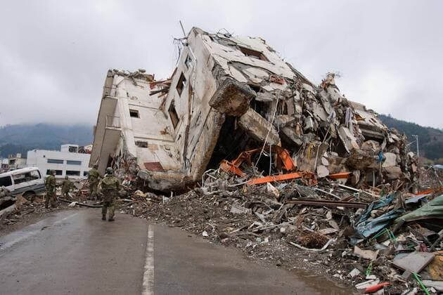 Onagawa, Japan - A photo made available on April 11 shows Japanese Self-Defense Force members perform a search in an area damaged by the devastating March 11 earthquake and tsunami that rocked the northern part of Japan.  ( xjrb000777)