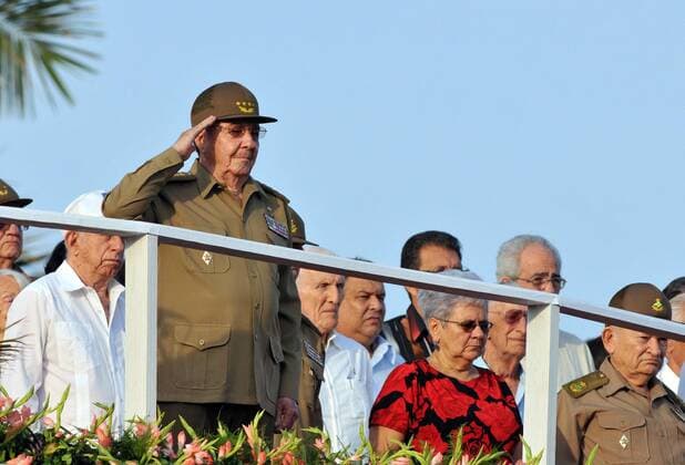 (110417) -- HAVANA, April 17, 2011 (Xinhua) -- Cuba s President Raul Castro salutes during a military parade in Cuban capital Havana April 16, 2011. Cuba staged a massive military parade on Saturday to celebrate the 50th anniversary of the 1961 defeat of CIA-backed exiles at the Bay of Pigs. (Xinhua) (nxl) CUBA-HAVANA-MILITARY PARADE 