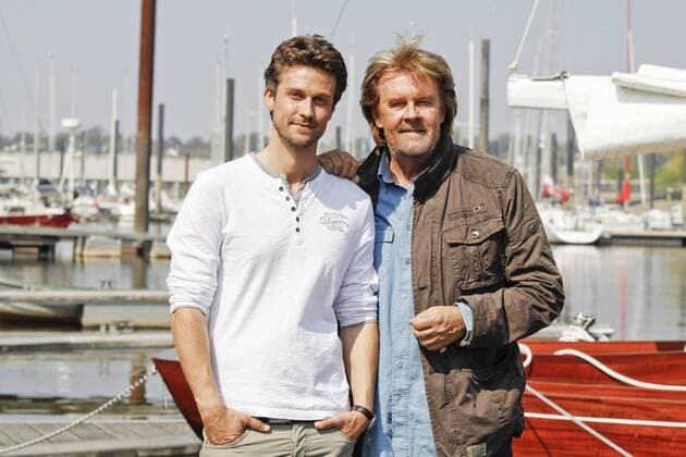 Howard Carpendale (re.), Wayne Carpendale: Wayne Carpendale und sein Vater, der preisgekrönte Sänger und Komponist, Howard Carpendale stehen gemeinsam in Hamburg für den Fernsehfilm -Lebe dein Leben- vor der Kamera. Eine spannende wie einfühlsam erzählte Vater-Sohn-Geschichte Hamburg 20. 04. 2011