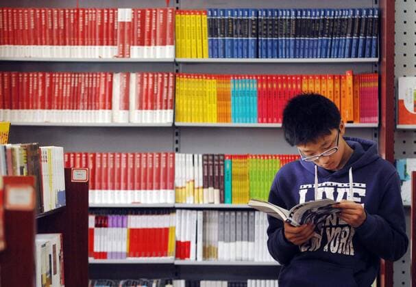 (110423) -- YINCHUAN, April 23, 2011 (Xinhua) -- A student reads a book at Xinhua bookstore in Yinchuan, northwest China s Ningxia Hui Autonomous Region, April 23, 2011, the World Book and Copyright Day. (Xinhua Peng Shaozi)(lx) CHINA-WORLD BOOK AND COPYRIGHT DAY (CN) 