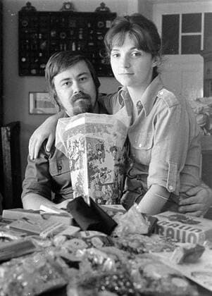 Eltern beim Packen der Zuckertüte, Leipzig, DDR, historische Aufnahme, ca. 1978 iblnit01897892
