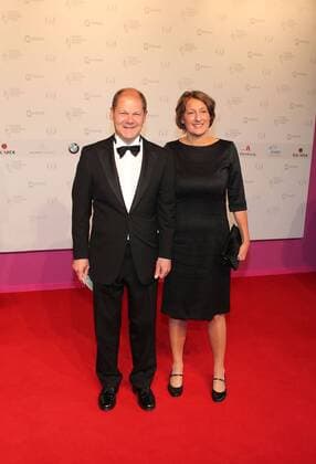 Hamburgs Bürgermeister Olaf Scholz mit seiner Ehefrau Britta Ernst Verleihung Henri Nannen Preis 2011 in Hamburg - 
