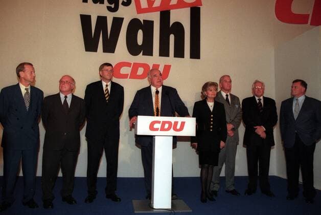 Bundeskanzler Helmut Kohl (4.v.li., Deutschland CDU) gesteht an der Seite von Ehefrau Hannelore, CDU-Generalsekretär Peter Hintze (3.v.li.), Arbeitsminister Norbert Blüm (2.v.li.) und Innenminister Manfred Kanther (3.v.re.) die Wahlniederlage ein