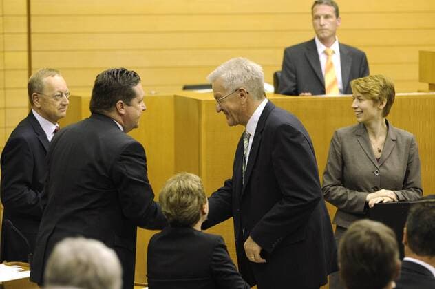 Stefan MAPPUS (CDU,2.v.li) gratuliert seinem Nachfolger Winfried KRETSCHMANN (Buendnis90 Die Grünen) nach der Wahl, Ministerpräsidenten Wahl in Baden Württemberg, Ministerpräsident,