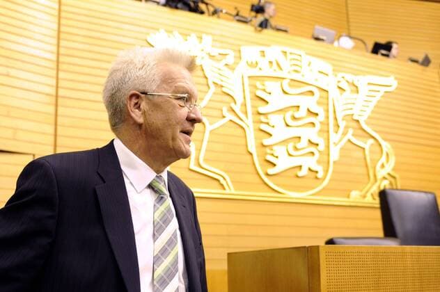 Winfried KRETSCHMANN (Buendnis90 Die Grünen) nach der Wahl, erster Ministerpräsident der Grünen. Ministerpräsidenten Wahl in Baden Württemberg, Ministerpräsident, Porträt, im Plenum, vor dem Landeswappen.