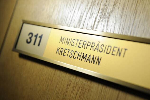 Schild, Türschild an seinem Arbeitszimmer, Winfried KRETSCHMANN (Buendnis90 Die Grünen) nach der Wahl, erster Ministerpräsident der Grünen. Ministerpräsidenten Wahl in Baden Württemberg, Ministerpräsident,