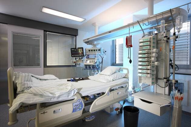 Krankenhaus, Intensivstation. Leeres Patientenbett, bereit für die Aufnahme eines Patienten. Medizinische Gerät für die Versorgung, Beatmung und Überwachung des Patienten. Deutschland. Krankenhaus