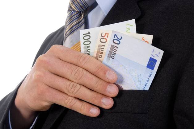 Symbolbild Bestechung, Mann holt Geldscheine aus seiner Jackettasche, Deutschland corruption, man pulling money from the jacket pocket, Germany BLWS244002