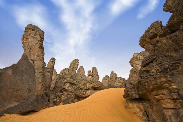 bizarre Felsformationen in der Steinwueste Tassili Maridet, Libyen, Sahara bizarre rock formations in the stone desert Tassili Maridet, Libya, Sahara BLWS262796