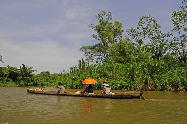 Miskito-Indianer in einem Einbaum, Honduras, La Mosquitia, Las Marias Miskito people in a dugout canoe, Honduras, La Mosquitia, Las Marias BLWS268482