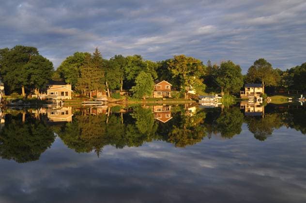 Häuser spiegeln sich im See, Okauchee Lake, Wisconsin, USA iblkaz01736640