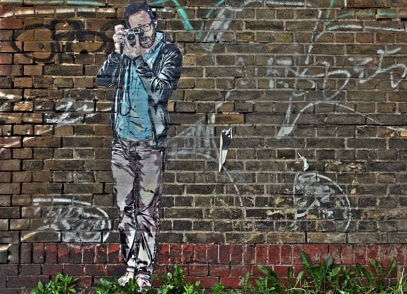 Fotograf, Graffiti, an einer Mauer, Nöldnerplatz, Berlin, Deutschland, Europa iblbdh01929445
