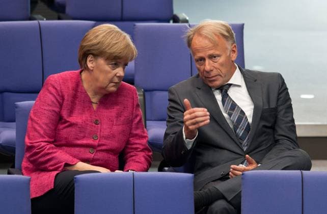 Bundeskanzlerin Angela MERKEL (l CDU) im Gespräch mit Jürgen Jürgen TRITTIN (Fraktionsvorsitzender Bündnis 90 Die Grünen) Regierungserklärung zur Energiepolitik Plenarsitzung des Deutschen Bundestag in Berlin am 09.06.2011
