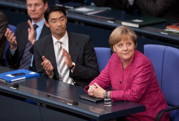 Bundesaussenminister Guido WESTERWELLE (FDP) , Bundeswirtschaftsminister Philipp ROESLER (FDP), Bundeskanzlerin Angela MERKEL (vl CDU) Regierungserklärung zur Energiepolitik Plenarsitzung des Deutschen Bundestag in Berlin am 09.06.2011