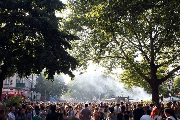Berlin: Karneval der Kulturen 2011 - Strassenumzug bei strahlendem Sonnenschein durch die Berliner Stadtteile Neukölln und Kreuzberg. Am Umzug nahmen 95 Formationen und mehr als 4700 Akteure aus 70 Nationen teil.
