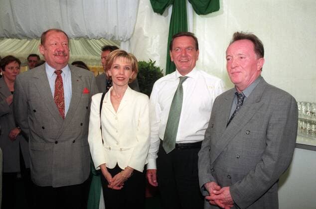 Bundeskanzler Gerhard Schröder (2.v.re., Deutschland SPD) neben seiner Frau Doris Schröder-Köpf sowie den Schauspielern Peter Sodann (re.) anlässlich des Künstlerfestes im Bundeskanzleramt in Bonn