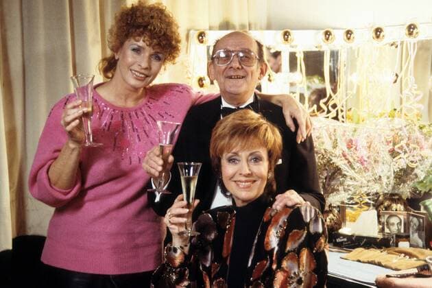 Senta Berger (li), Caterina Valente (vorn) und Pietro Valente feiern in Die schnelle Gerdi gemeinsam den Jahresausklang  ! AUFNAHMEDATUM GESCHÄTZT!