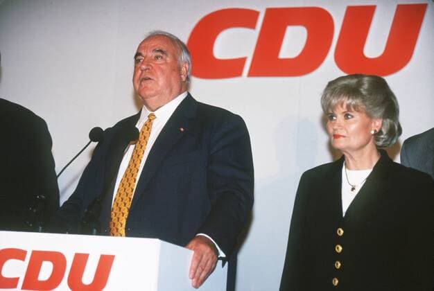 Helmut Kohl und Ehefrau Hannelore auf der Wahlparty der CDU nach der verlorenen Bundestagswahl 1998