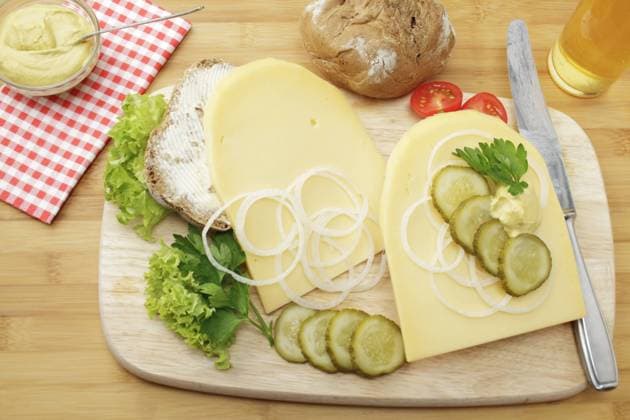 Kölner Spezialität Halver Hahn, Roggenbrötchen mit mittelaltem Gouda Käse, Gewürzgurke, Senf und Zwiebelscheiben iblren01962494