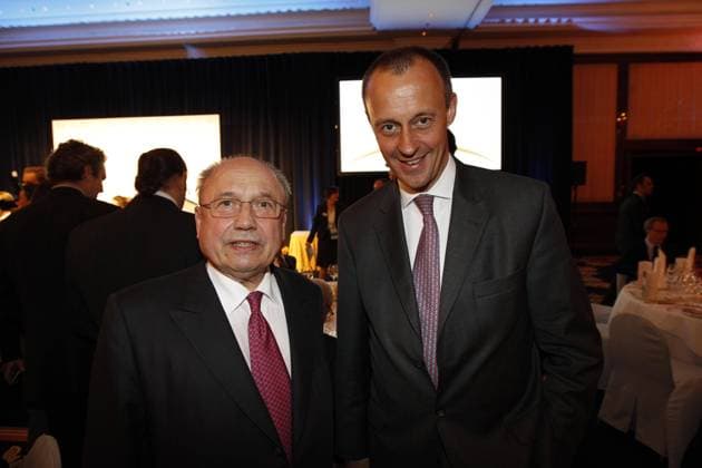 Preisverleihung der amerikanischen Handelskammer in Deutschland (AmCham Germany = American Chamber ) im Rahmen der AmCham Transatlantic Partnership Award Gala Luncheon am Mittwoch (06.04.2011) in Berlin an Bill Gates : Friedrich von Metzler (li.) und Friedrich Merz .