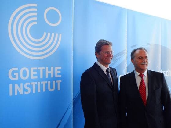 Berlin-DE : Deutschlands wichtigste Kultureinrichtung mit internationaler Aussenwirkung, das GOETHE-Institut, wurde zum 60jährigen Bestehen in der Gemäldegalerie in Berlin in würdigem Rahmen gefeiert, Foto: Bundesaussenminister Guido WESTERWELLE (L) und der Präsident des Goethe-Instituts, Klaus-Dieter LEHMANN vor Beginn der Veranstaltung