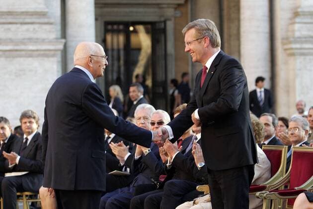 ITALIAN PRESIDENT GIORGIO NAPOLITANO (L) AND GERMAN PRESIDENT CHRISTIAN WULFF SHAKE HAND Rome, Italy. 