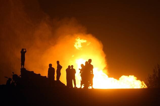 IMAGO Nature: Unsere Erde, Energiequellen, Erdgas (110712) -- CAIRO, July 12, 2011 (Xinhua) -- The image taken on July 12, 2011 shows fire flames over the pipeline in Arish, Egypt. A pipeline supplying natural gas was sabotaged again by unidentified armed men early Tuesday in Egypt s Arish, local security officials said. (Xinhua Ayman Mose)(xhn) EGYPT-ARISH-PIPELINE-FIRE 