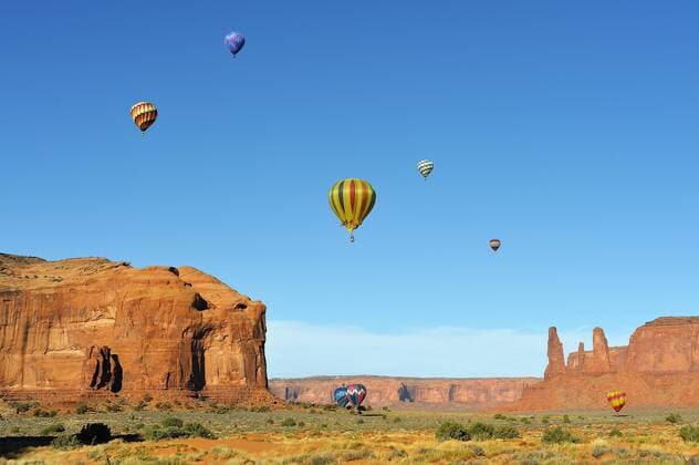 Heißluftballons, Ballon-Festival, Monument Valley, Arizona, USA iblgiv01966525