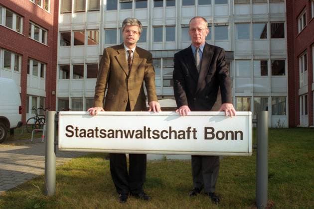 Oberstaatsanwalt Bernd König (L, Ermittler in der CDU-Spendenaffäre) und Dieter Irsfeld (Leitender Staatsanwalt in der CDU-Spendenaffäre) während eines Fotoshootings in Bonn