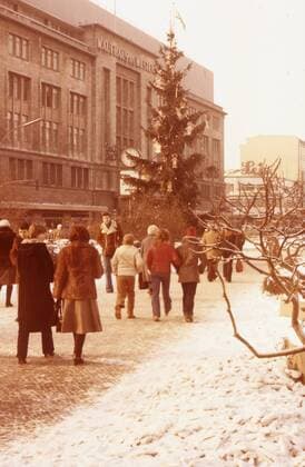 Westberlin Deutschland- Berlin, ca. 1979, Kaufhaus des Westens, Strassenszene AUFNAHMEDATUM GESCHÄTZT