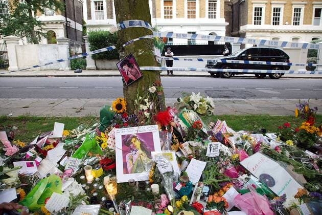 Trauer um Amy Winehouse. Bilder, Blumen und Kerzen vor dem Londoner Wohnhaus der britischen Soul-Sängerin Amy Jade Winehouse am 24.07.2011. Die Sängerin ist dort am 23.07.2011 tot aufgefunden worden.