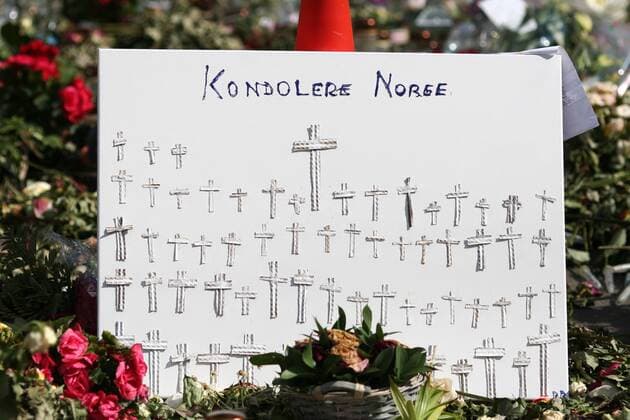Mit Blumen versuchen die Menschen in Oslo, ihrer Trauer Ausdruck zu verleihen. Der Platz vor der Domkirche gleicht einem Meer aus Rosen und norwegischen Fahnen. Überall in der Stadt werden Blumen niedergelegt, um an die Toten und Verletzten des Attentats vom 22. Juli 2011 zu erinnern.
