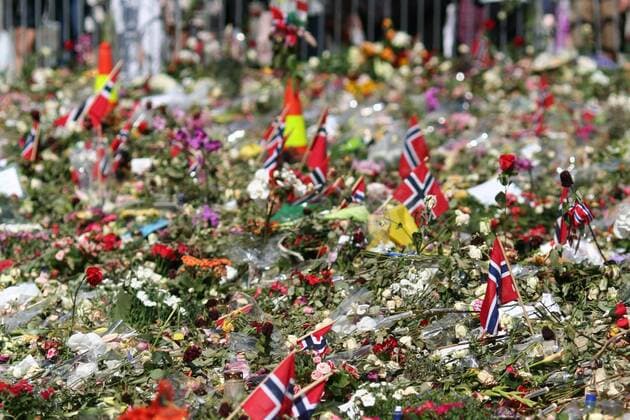 Mit Blumen versuchen die Menschen in Oslo, ihrer Trauer Ausdruck zu verleihen. Der Platz vor der Domkirche gleicht einem Meer aus Rosen und norwegischen Fahnen. Überall in der Stadt werden Blumen niedergelegt, um an die Toten und Verletzten des Attentats vom 22. Juli 2011 zu erinnern.