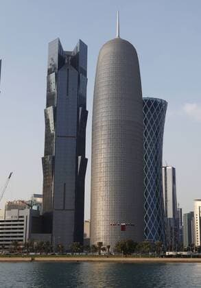 Architektur von Jean Nouvel Doha,Qatar,Katar,Blick vom Wasser auf die Skyline von West Bay District, Gebaeude in der Mitte mit Spitze ist Buero Turm vom franzoesischen Architekt Jean Nouvel,Hochhaus, Wolkenkratzer,moderne Architektur,Stadtansicht,Hochformat,
