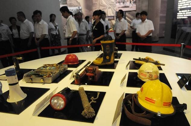 (110728) -- SHIJIAZHUANG, July 28, 2011 (Xinhua) -- Visitor watch the earthquake rescue equipment in the Tangshan Earthquake Museum in Tangshan City, north China s Hebei Province, July 28, 2011. The Tangshan Earthquake Museum, the largest earthquake museum in China, opened on Thursday, a day that marked the 35th anniversary of the Tangshan earthquake that killed more than 240,000 people in 1976. (Xinhua Gong Zhihong) (llp) CHINA-HEBEI-TANGSHAN EARTHQUAKE MUSEUM-OPENING (CN) 