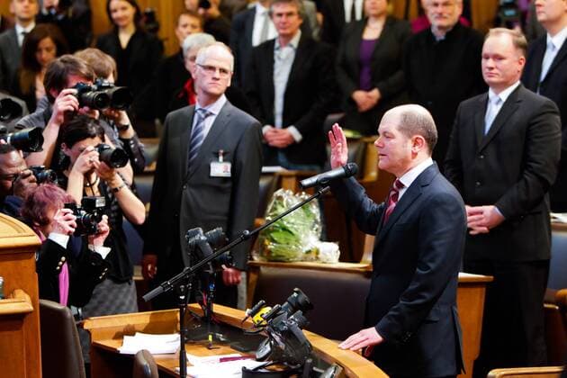Hamburgs neuer Erster Bürgermeister, Olaf Scholz (SPD) wird nach seiner Wahl im Plenum der Bürgerschaft im Rathaus von Hamburg am 07.03.2011 vereidigt.