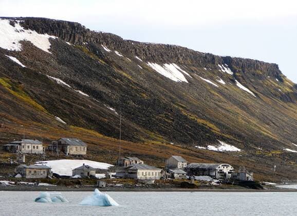 ITAR-TASS: ARCTIC, RUSSIA. AUGUST 9, 2011. Houses on one of 191 ice-covered islands, Franz Josef Land, Franz Joseph Land, or Francis Joseph s Land, an archipelago located in the far north of Russia.  RE0EBDB4